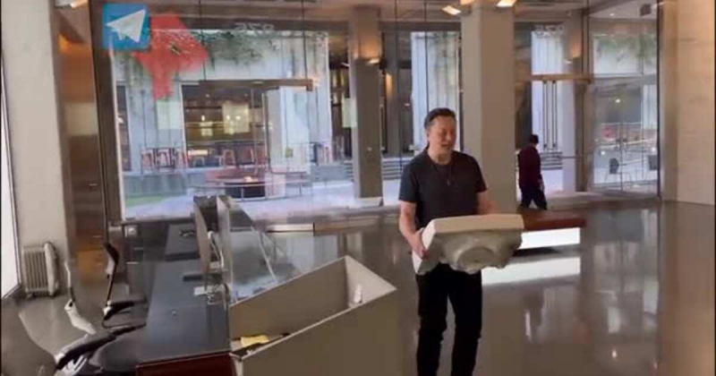Musk wszedł do siedziby Twitter z porcelanowym zlewem