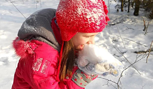 dziewczyna jedzenie śniegu