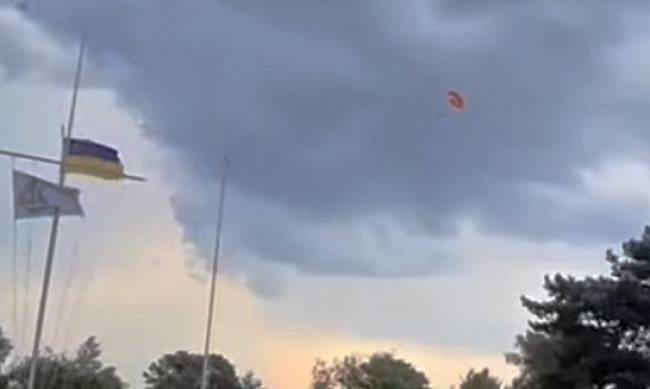 Оторвался на выходных: в Киеве унесло парашутиста фото