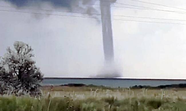 Природа против курортов Азовского моря: в Кирилловке торнадо и шторм с градом фото
