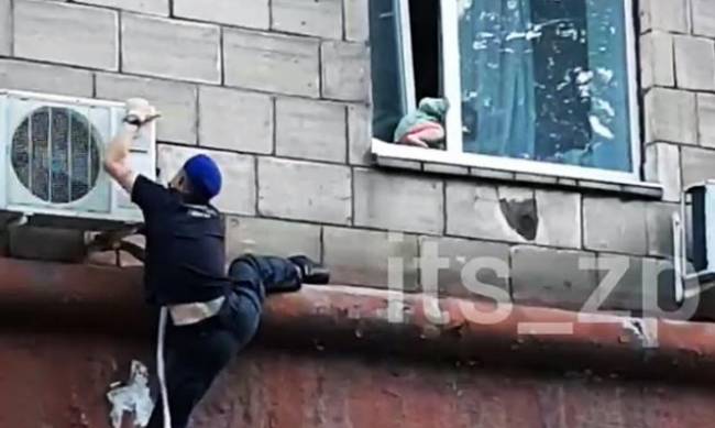В Запорожье нацгвардейцы спасли ребенка едва не выпавшего из окна фото