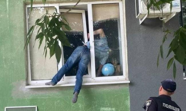 В Херсоне мужчина застрял в окне бывшей сожительницы фото