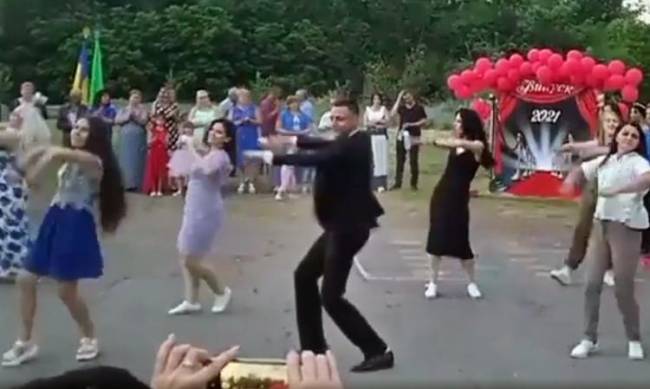  Видео танцующего на выпускном 31-летнего директора школы Василия взорало сеть фото