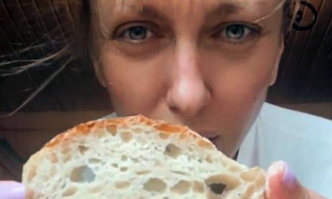 Хозяюшка: Оля Полякова поделилась фирменным рецептом чиабатты на закваске фото