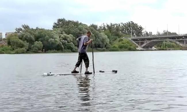 В Виннице мужчина создал лыжи для хождения по воде: видео фото