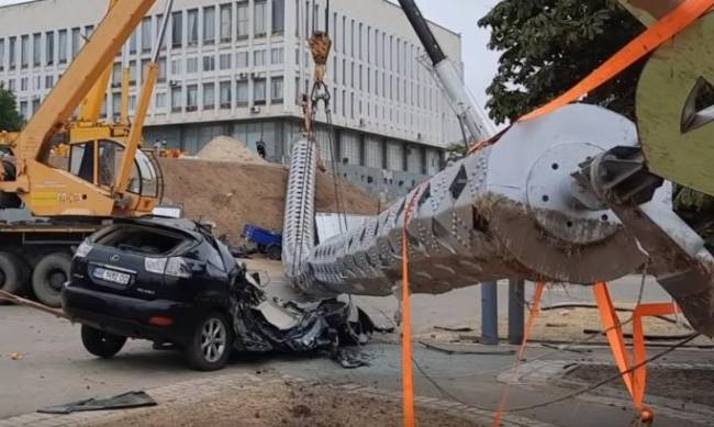 В Херсоне самый высокий флагшток раздавил автомобиль в хлам фото
