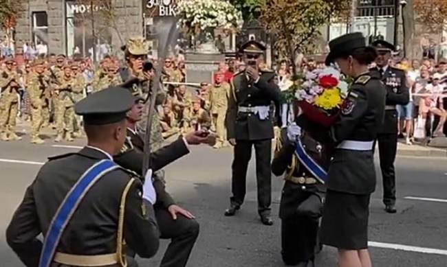 Военнослужащий сделал предложение руки и сердца на репетиции парада  фото
