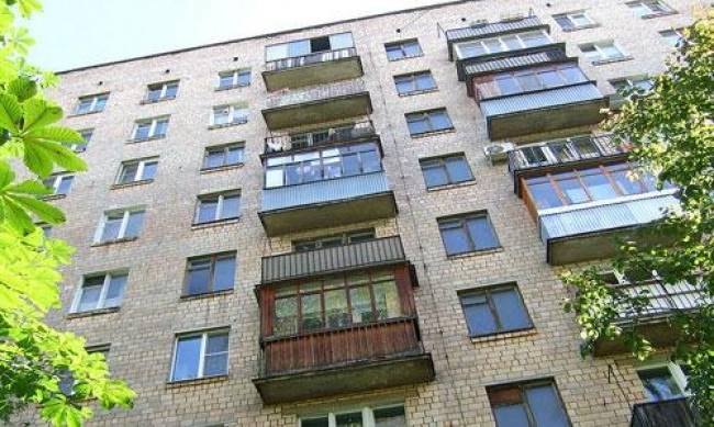 В Киеве парень выпрыгнул с 8 этажа и выжил, несмотря на травмы, бросался в полицию камнями фото