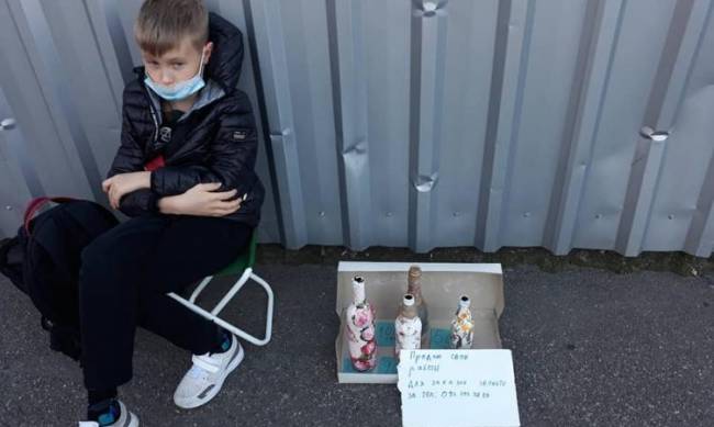 Юный предприниматель в Киеве возле супермаркета продает свои поделки фото
