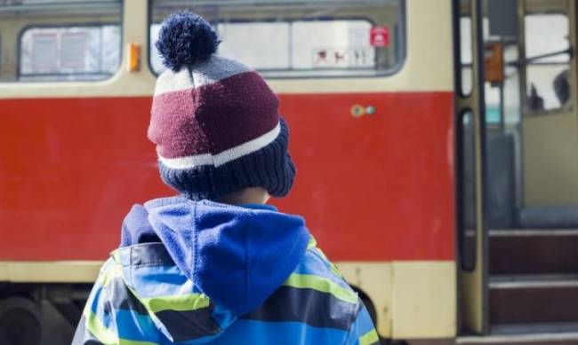  Дети могут ездить в общественном транспорте бесплатно: названы все правила  фото