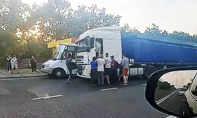Ибо нефиг: в Николаеве пассажиры маршрутки избили водителя фуры фото