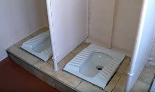  В школе Львовской области дети не могут ходить в туалет: снимают на телефоны и подглядывают  фото