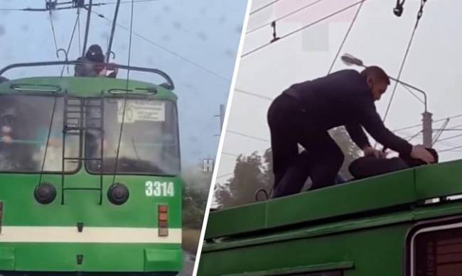 Неуважение к классике: в Харькове скрипач забрался на крышу троллейбуса, за что получил лещей фото