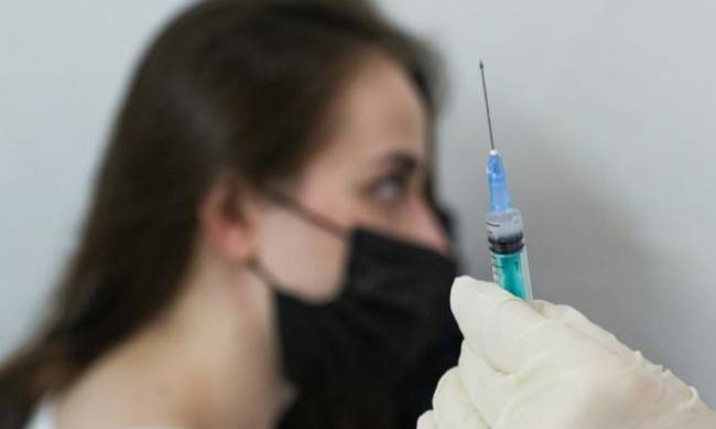 Обязательная вакцинация от коронавируса: минздрав подготовил перечень профессий  фото
