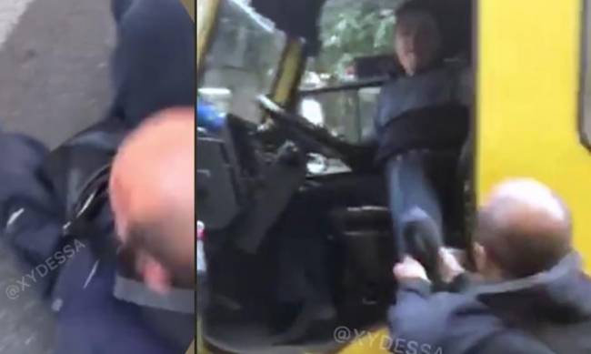 В Одессе водители маршрутных автобусов подрались из-за пассажиров фото