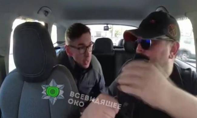 В Киеве таксист забрызгал пассажира из газового баллончика за то, что тот ел яблоко  фото