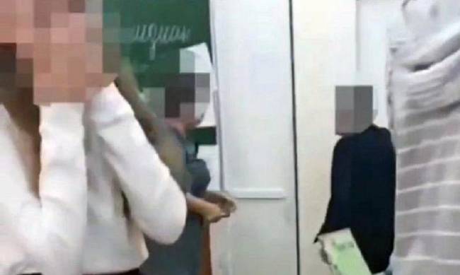  В Днепре шестиклассник избил учительницу из-за смартфона: у женщины все тело в синяках фото