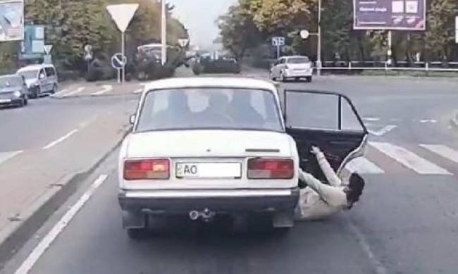 В Мукачево водитель ВАЗа потерял пассажирку на ходу фото