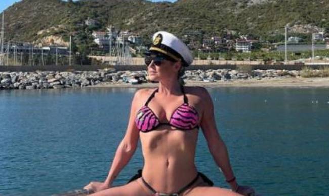 Шпагат, как образ жизни: Анастасия Волочкова в крошечном бикини опять раскинула ноги на яхте фото