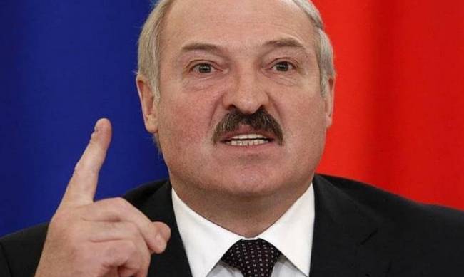  Лукашенко: мигрантам на границе с Польшей пытаются перебросить оружие с Донбасса  фото