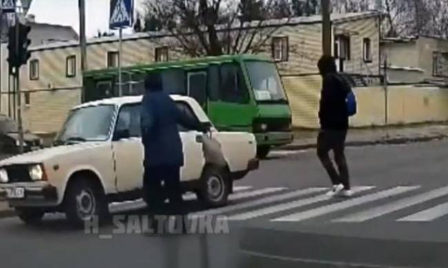 В Харькове женщина оригинально проучила нарушителя ПДД: курьезное видео  фото