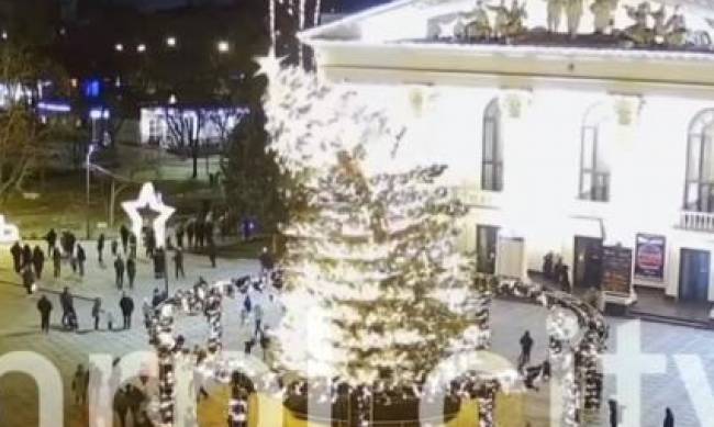 Плохая примета: в Мариуполе упала новогодняя елка - видео фото
