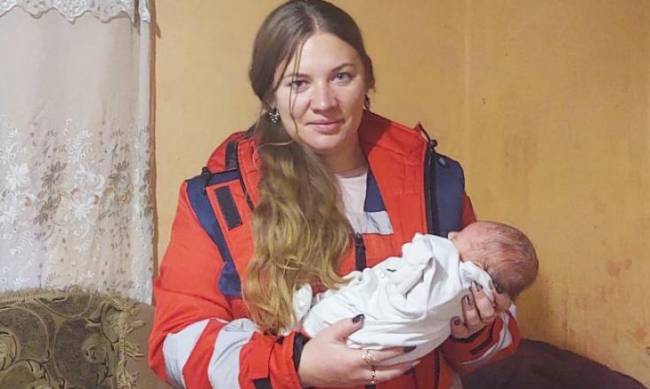 Боялась осуждения: на Закарпатье женщина придумала историю о найденном младенце, чтобы скрыть роды дочери фото