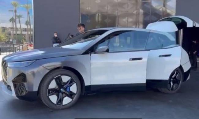 BMW презентовала электрокар, который за секунды меняет цвет кузова фото