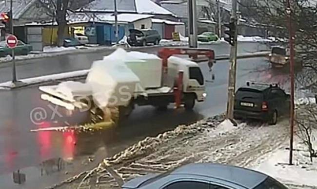 В Одессе водитель выгрузил газобетон на припаркованную на тротуаре машину фото