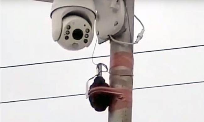 Чтобы камеры не украли? В Белгород-Днестровском обнаружили гранаты на фонарных столбах фото
