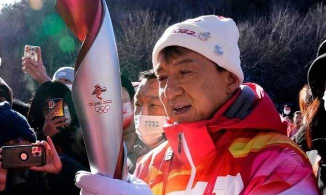 Джеки Чан стал одним из факелоносцев олимпийского огня на Олимпийских играх-2022 в Пекине фото