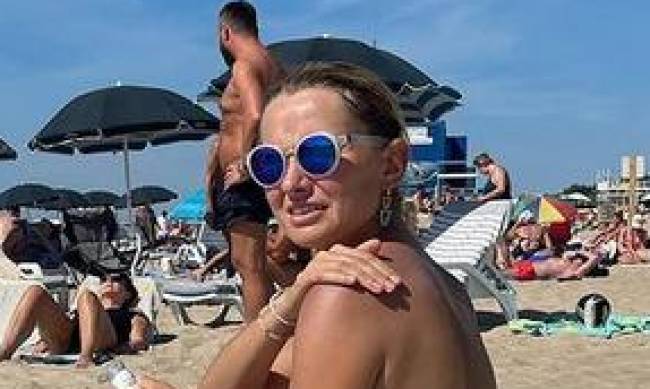Joanna Moro opalająca się topless na publicznej plaży - zdjęcie фото