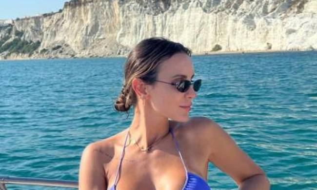 Zabiła bym za takie piersi: Sara Boruc pozuje w skąpym bikini фото