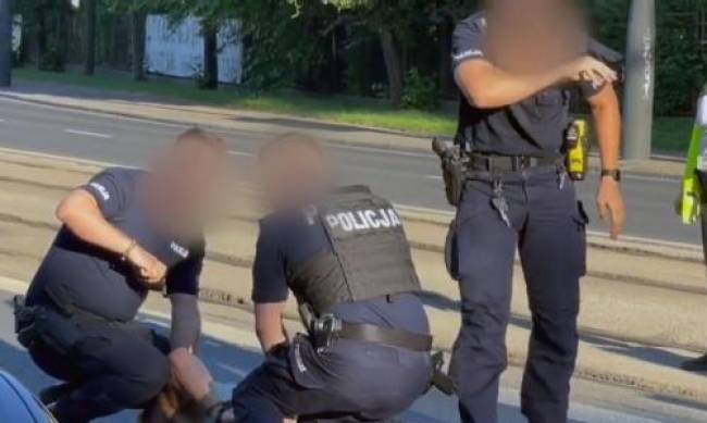 Zatrzymując mężczyznę w Warszawie, policja spryskała się gazem pieprzowym i uderzyła się фото