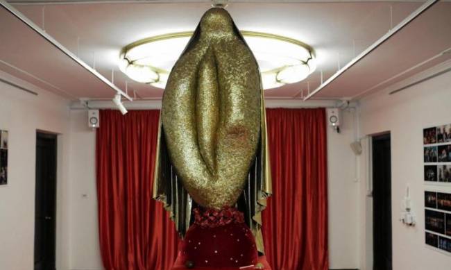 Rzeźba w postaci złotej waginy jest sprawdzana pod kątem obrażania uczuć wierzących фото