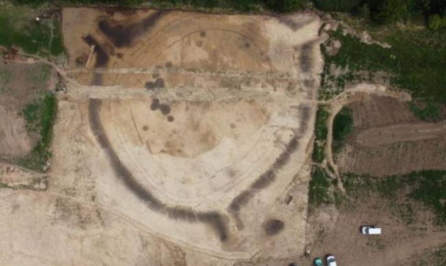 Cel nieznany: w Czechach znaleziono 55-metrową okrągłą fosę, która jest starsza niż Stonehenge фото