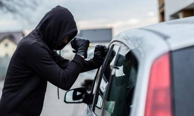 W Warszawie mężczyzna poprosił policję o pomoc w kradzieży samochodu фото