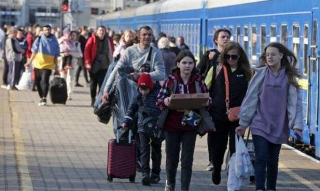 EU to extend protection status for Ukrainian refugees фото
