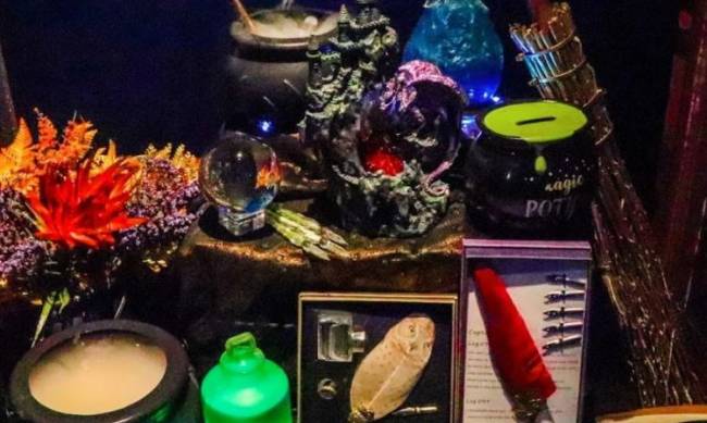 Otwarcie sklepu Harry Potter w centrum Warszawy: miotły, różdżki, kapelusze, kociołki i mikstury фото
