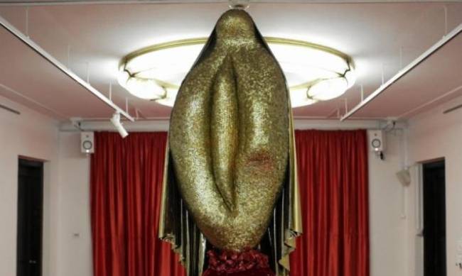 Dyrektor Teatru Dramatycznego został zwolniony za wzniesienie pomnika złotej waginy фото