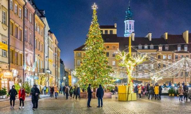 Choinka w Warszawie uznana za najpiękniejszą w Europie фото