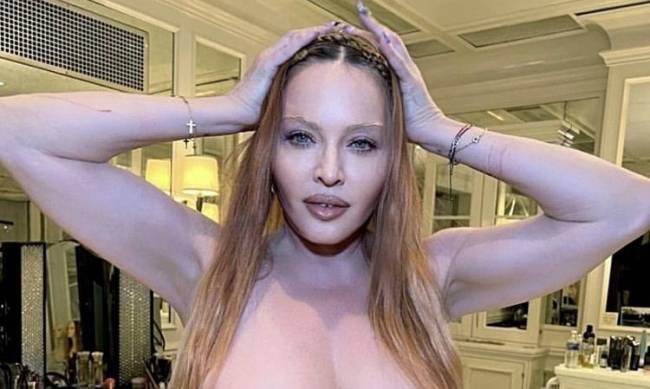 Madonna topless  - skandaliczna piosenkarka zaskoczona ogromnymi melonami фото