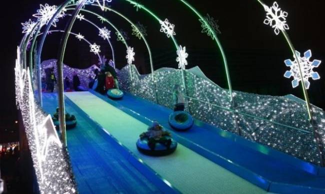 Nowa zimowa rozrywka: bezpłatna zjeżdżalnia ze świetlikiem otwarta w Warszawie фото