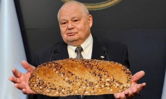 Szef Narodowego Banku Polskiego poszedł do sklepu sprawdzić ceny chleba i udowodnić, że nie jest drogi фото