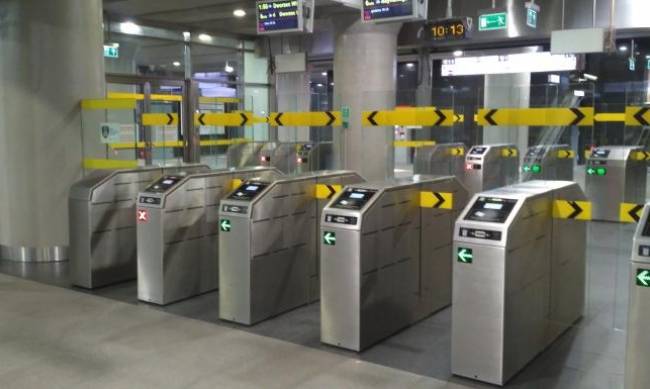 W Warszawie rozpoczęto testowanie przejścia pasażerów w metrze bez kołowrotków фото