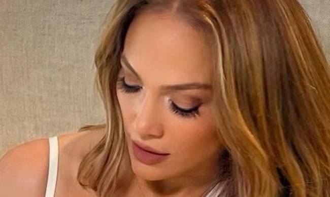 Jennifer Lopez – ikona stylu może sobie pozwolić na niezręczny wygląd фото