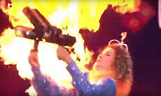 Prezenterka telewizyjna przypadkowo postrzeliła się miotaczem ognia w telewizji na żywo фото