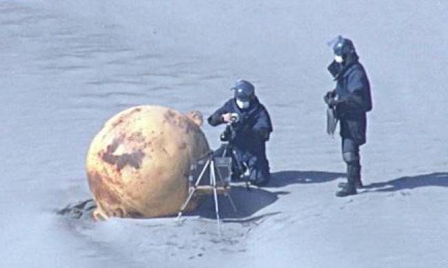 W Japonii nieznana kula została wyrzucona do oceanu: miejsce zostało otoczone kordonem policji фото