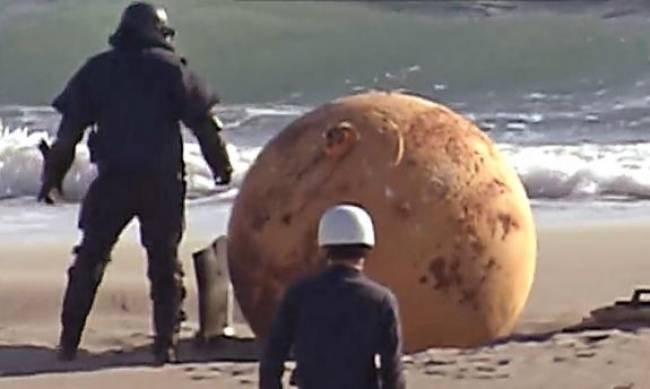 Tajemnica gigantycznej metalowej kuli wyrzuconej na plażę w Japonii zostaje rozwiązana фото