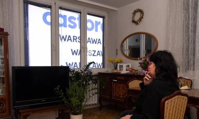 W Warszawie kobieta mieszka od 10 lat w mieszkaniu, gdzie w nocy jest jasno jak w dzień - tuż za oknem jest billboard фото